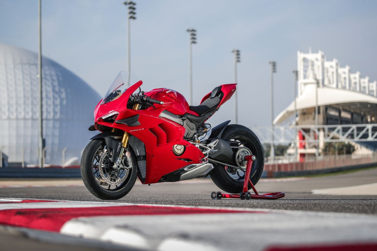 Ducati Panigale V4S E Honda CBR1000RR-R: Il Primo Confronto - Anteprima ...